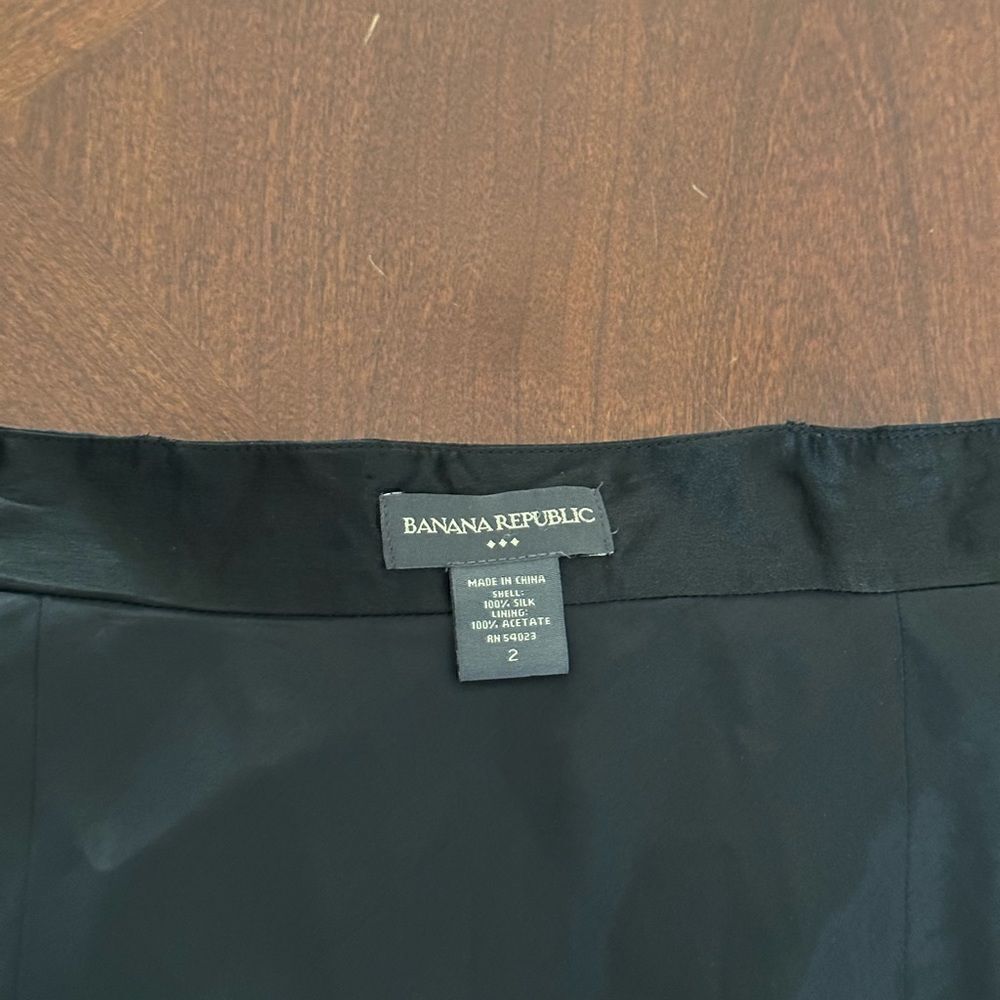 Banana Republic Women’s drapey asymmetrical midi 100% silk size 2 in black new - Picture 3 of 6